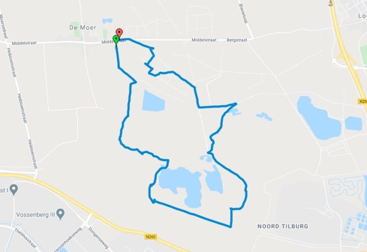Kaart met een blauwe wandelroute, startmarkering en meerdere meren bij Tilburg