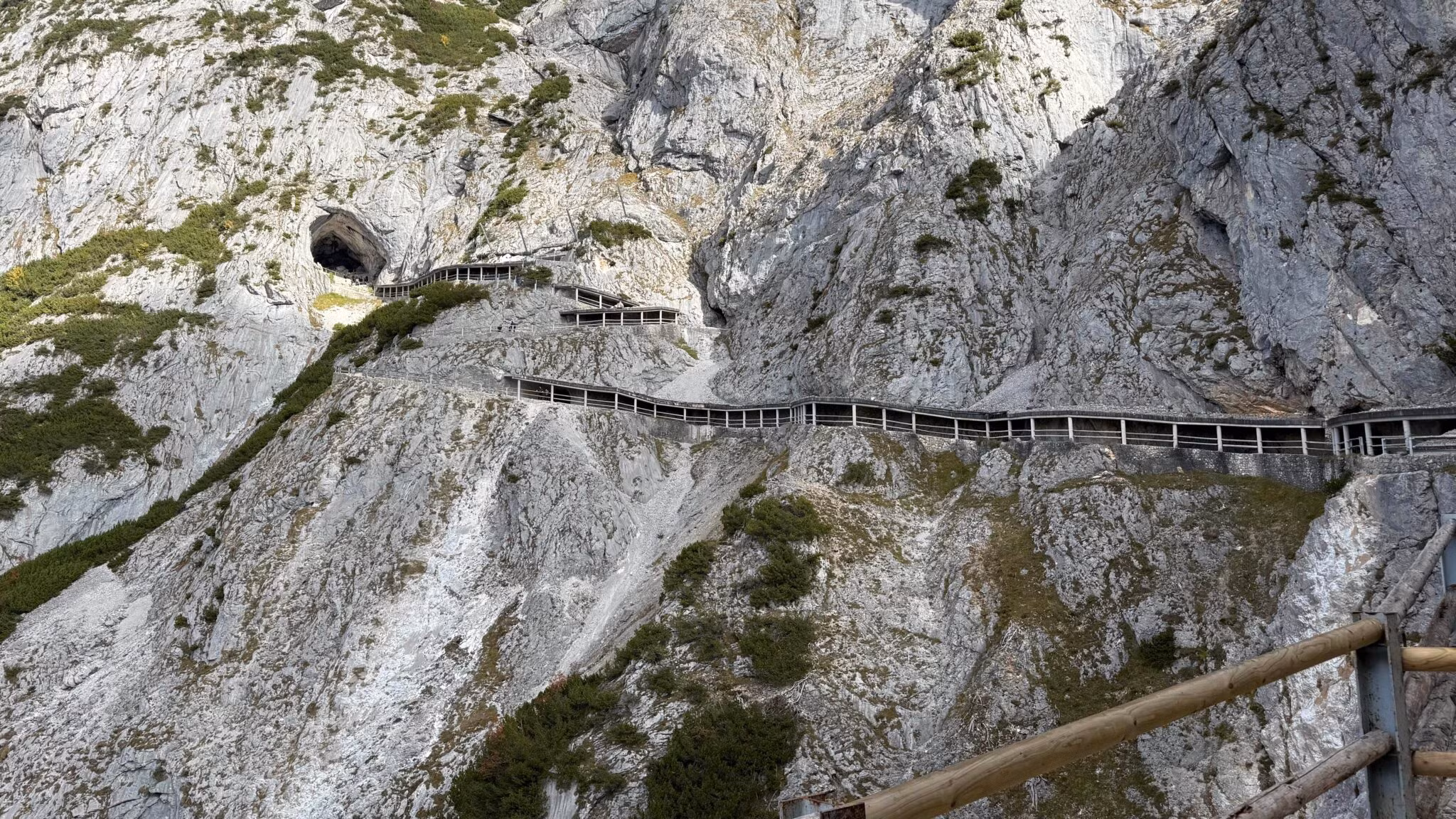 Eisriesenwelt Werfen: De grootste ijsgrot ter wereld in Oostenrijk 20 eisriesenwelt-looppad
