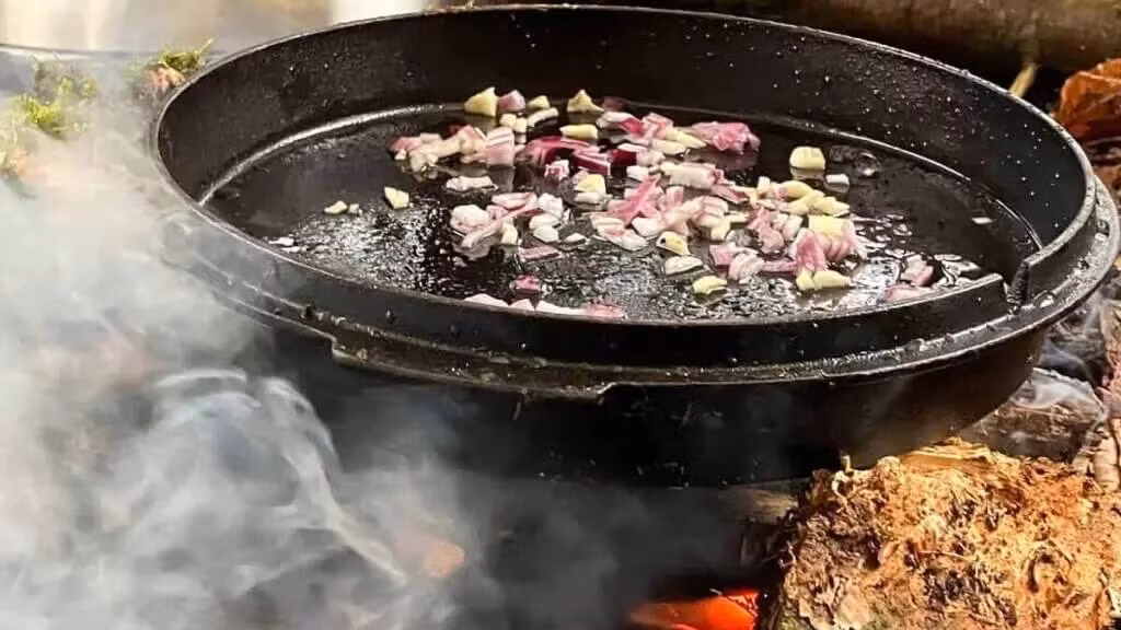 Verse pasta met forel en kappertjes 20 Het bereiden van het eten.jpg