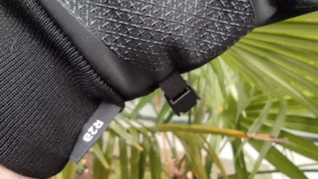 r2b handschoenen review 20 R2B waterdichte touchscreen handschoenen close up.jpg