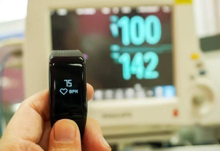 Fitnessband met hartslagmeting van 75 BPM voor een medische monitor
