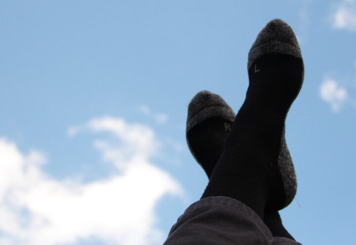 wandelsokken-in-de-lucht