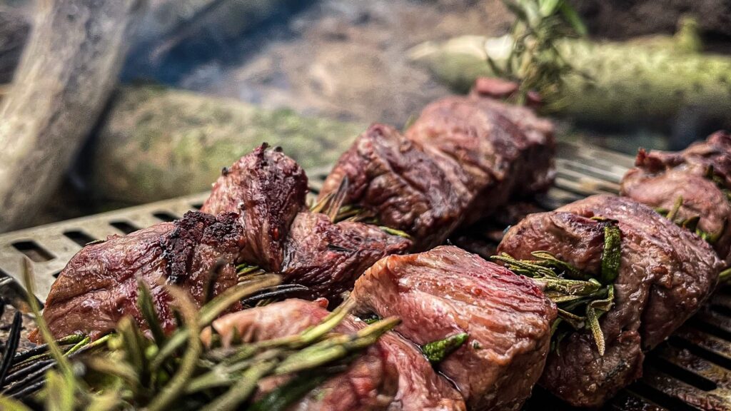 Hertenbiefstuk op rozemarijn met gepofte knoflooksaus