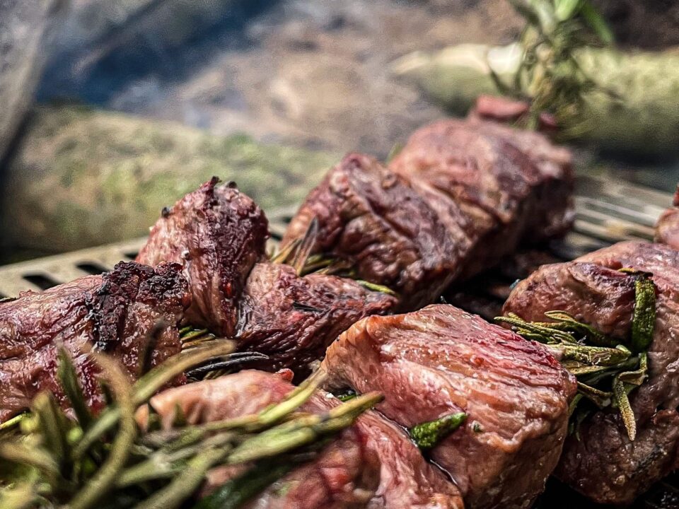 Hertenbiefstuk op rozemarijn met gepofte knoflooksaus 1 Hertenbiefstuk met rozemarijn op een grillrooster