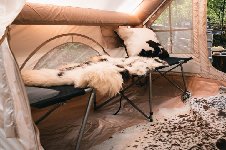 Waarom elke kampeerder een vacht in zijn rugzak moet hebben