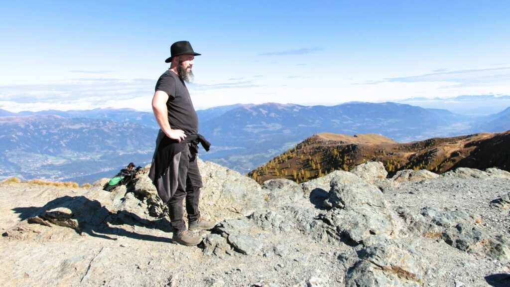 Bever Ayacucho Cabrera wandelschoen op berg.jpg