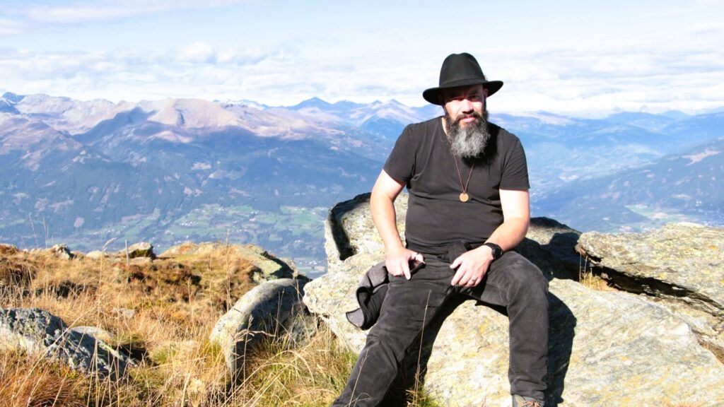 Amazfit T-rex pro 3 tijdens een bergwandeling