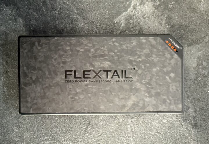 FLEXTAIL ZERO PowerBank van 10.000 mAh op een donker, steenachtig oppervlak