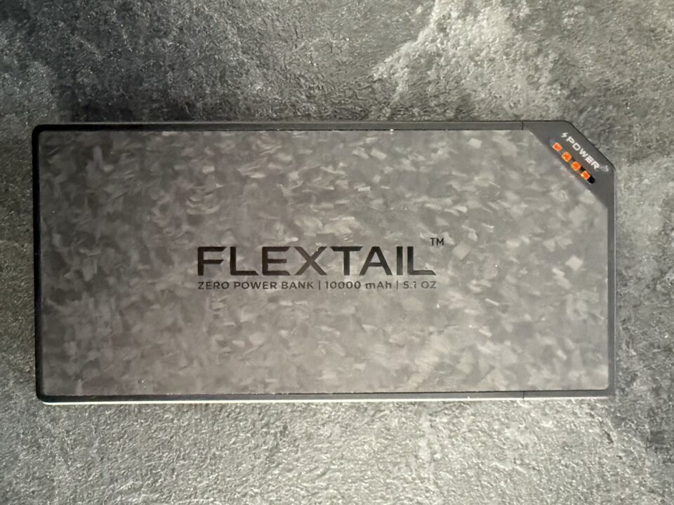 FLEXTAIL ZERO PowerBank 10,000mAh Review 1 FLEXTAIL ZERO PowerBank van 10.000 mAh op een donker, steenachtig oppervlak