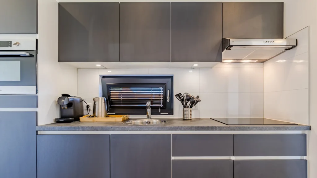 Moderne keuken in een van de cottages bij Resort Namur Nature