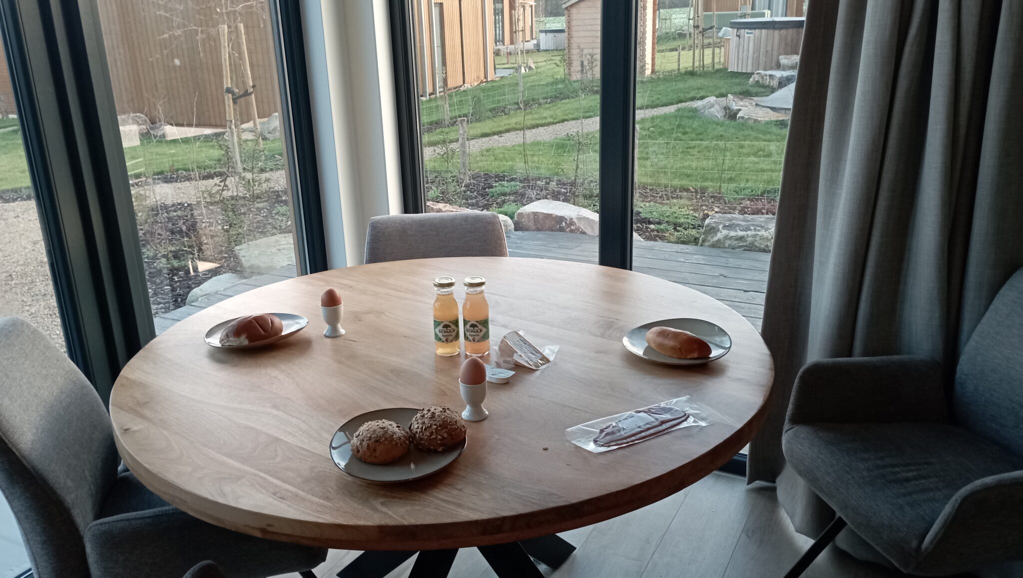 Ontbijtopstelling bij Resort Namur Nature met lokale lekkernijen