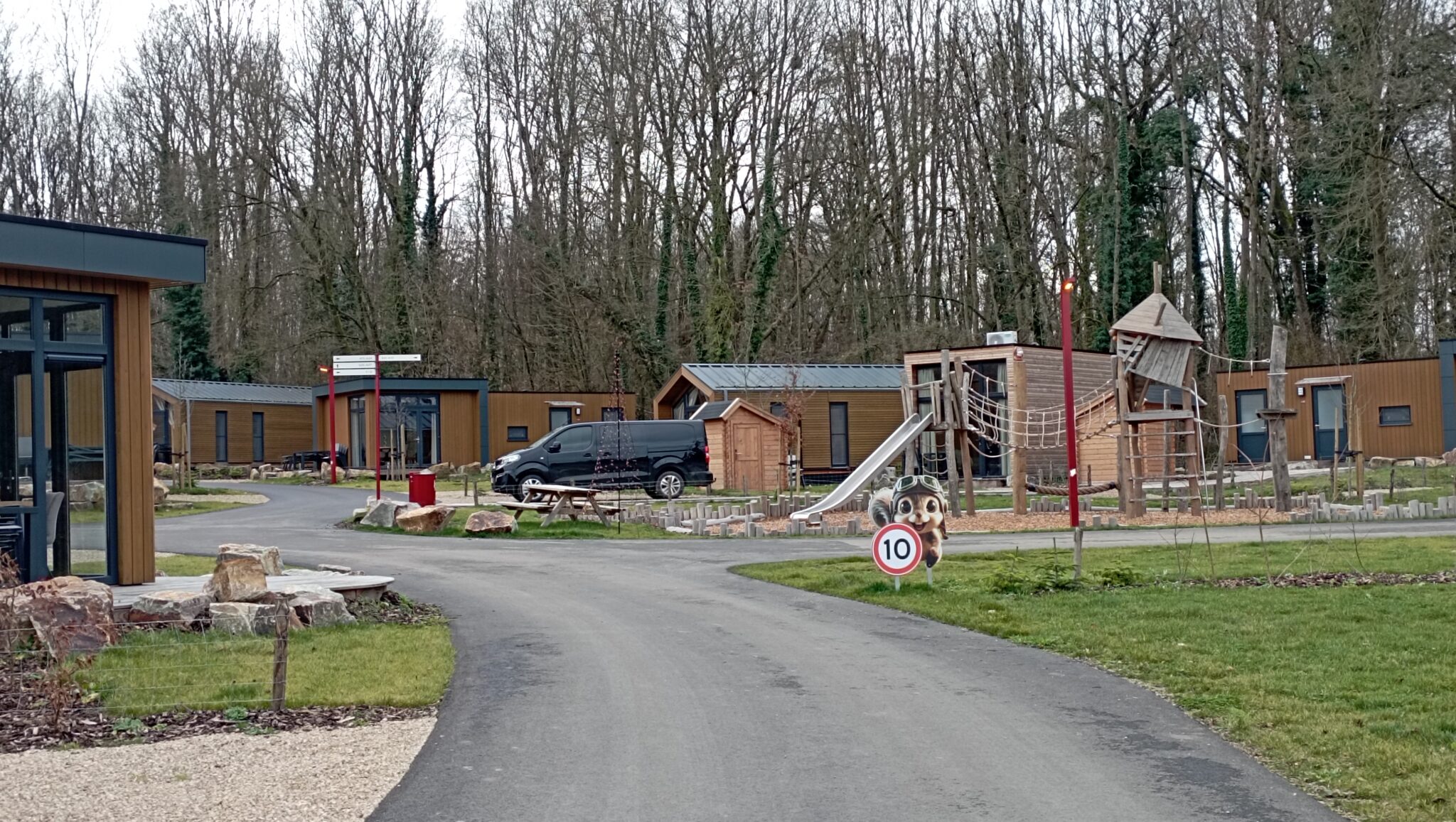 Overzicht van Resort Namur Nature met moderne cottages en groene omgeving