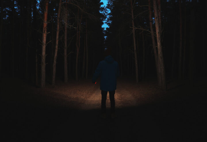 wandelen-donker-met-zaklamp