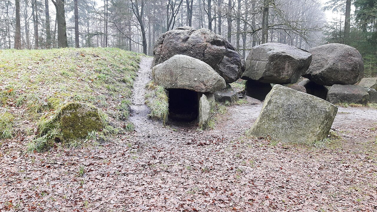 Wandelroute van de maand: De Papeloze Kerk in Drenthe 18 Links van de ingang is de dekheuvel opgeworpen rechts zijn de hunebedstenen te zien