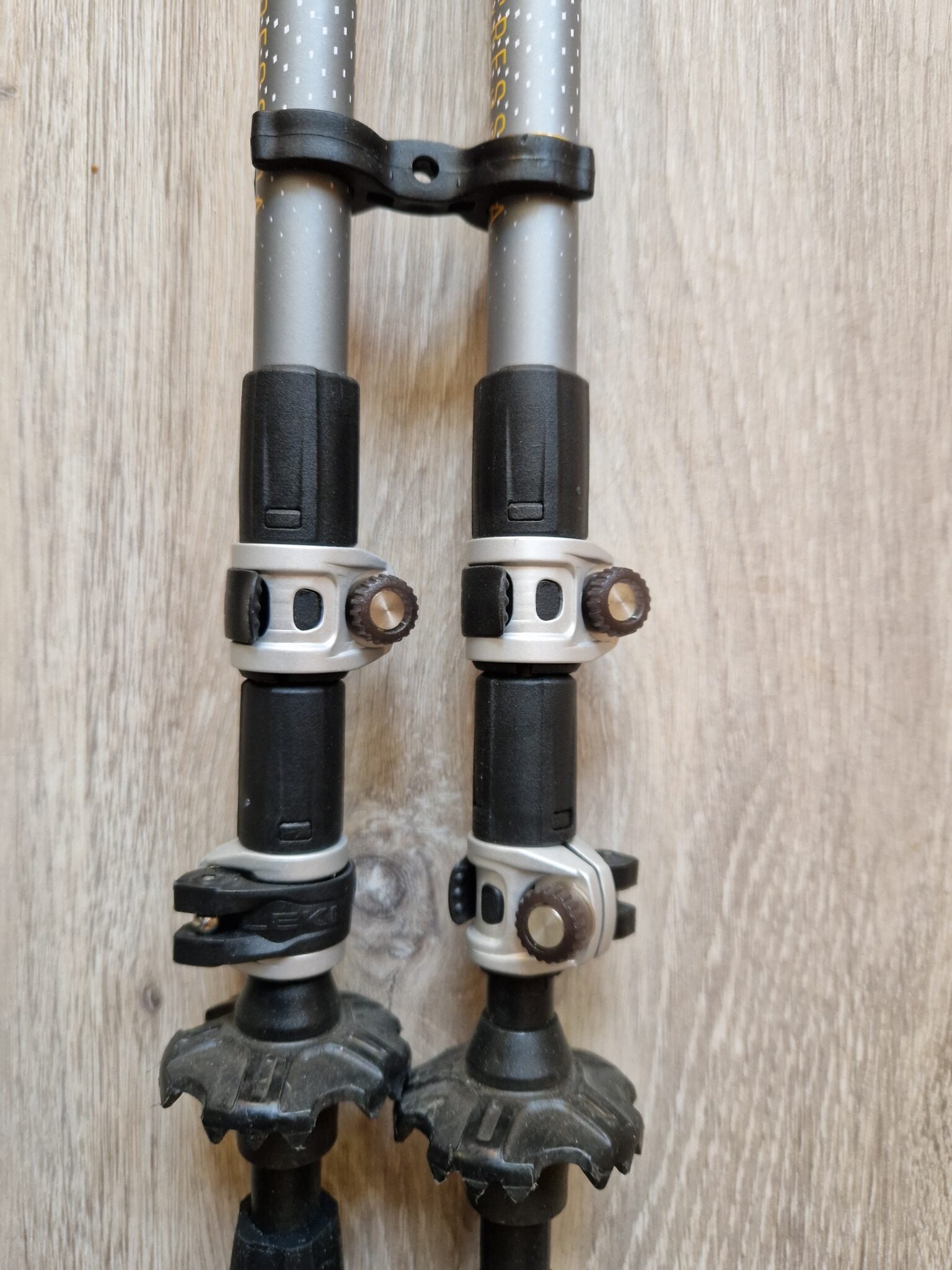Tour du Mont Blanc: de paklijst en de grammen 19 TMB Leki wandelstokken detail sluitingen scaled