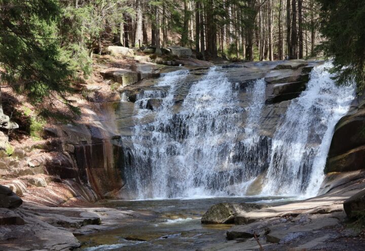 Mumlava-waterval vanaf de brug