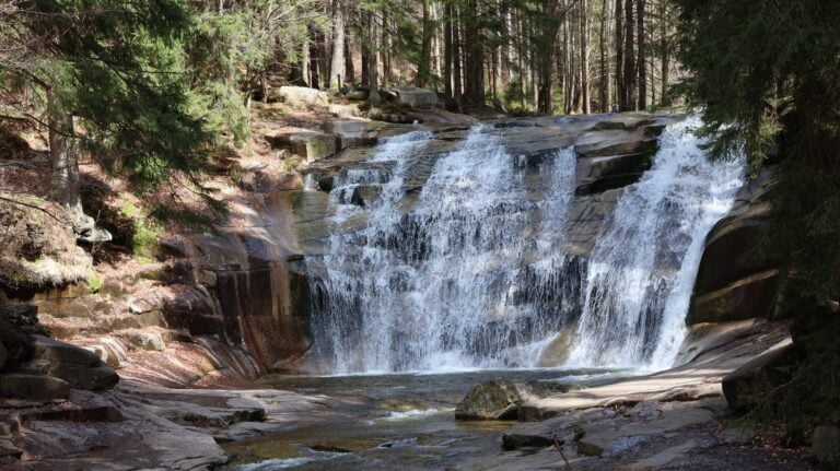 Mumlava-waterval bij Harrachov: waterval met duivelsogen in het Reuzengebergte