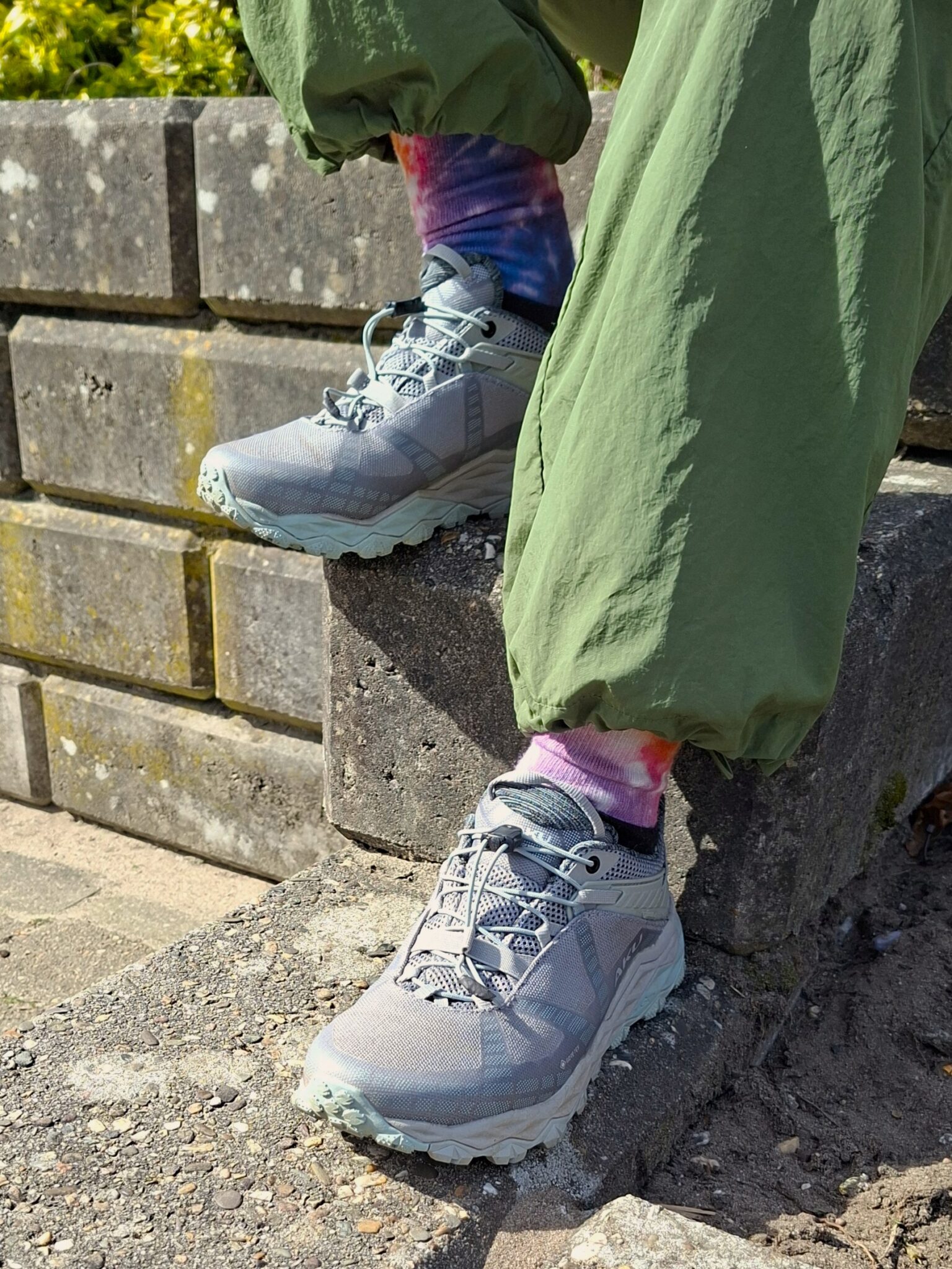 Review: AKU Flyrock GTX wandelschoenen 3 review aku flyrock gtx wandelschoenen zittend scaled