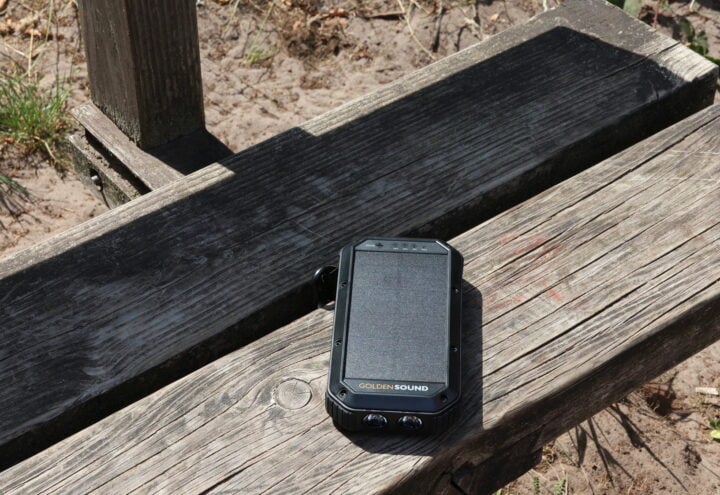 Golden-Sound-Solar-Powerbank-op-bank